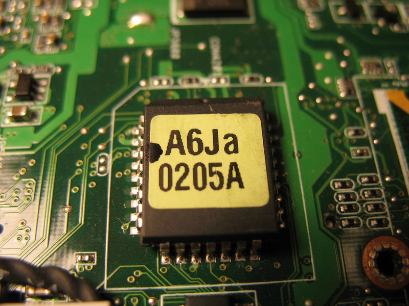 32-pin integrated circuit, possibly PLCC package